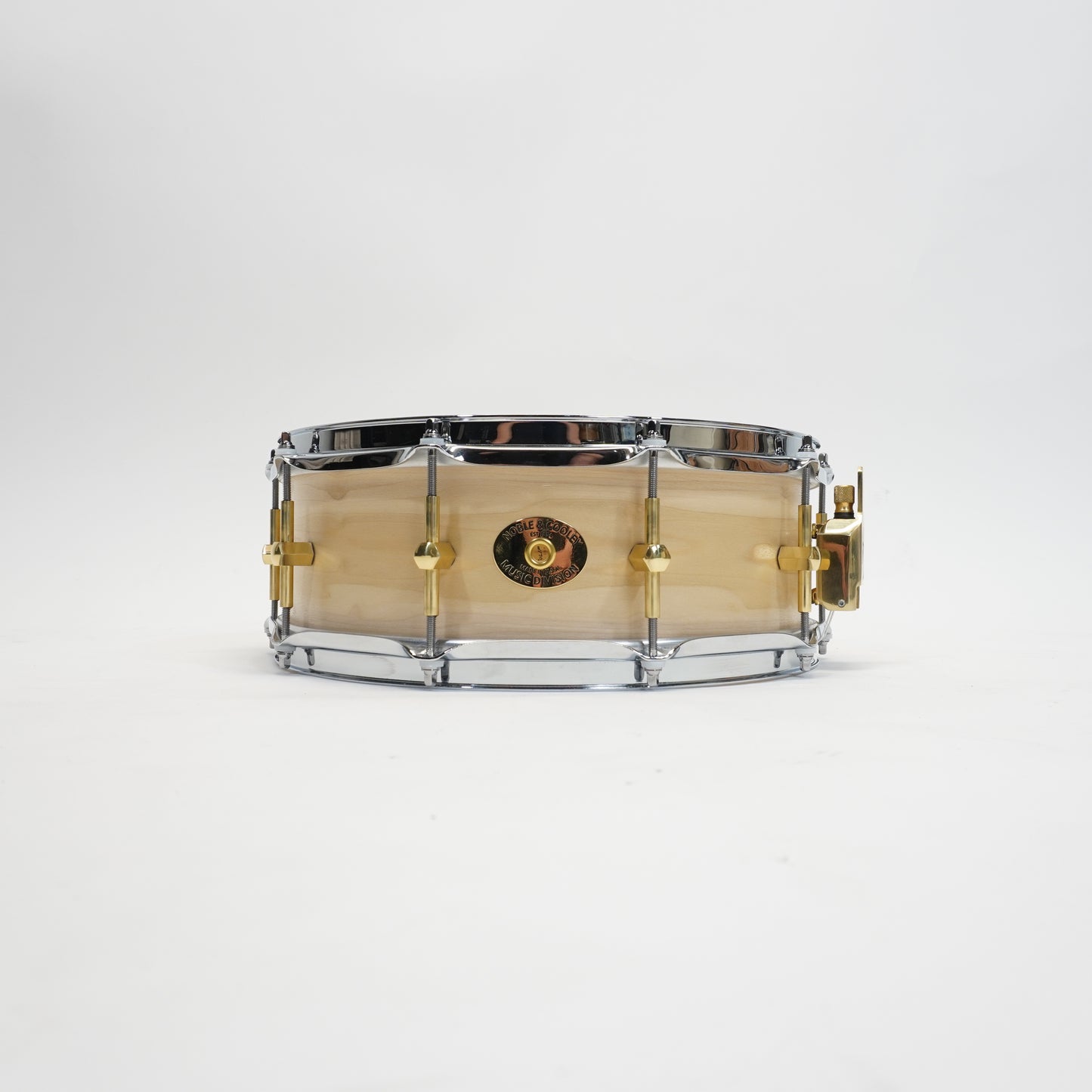 Noble & Cooley Solid Shell Tulip Snare 5X14 - Natursatin, Messingbeschläge, geflanschte Chromspannreifen