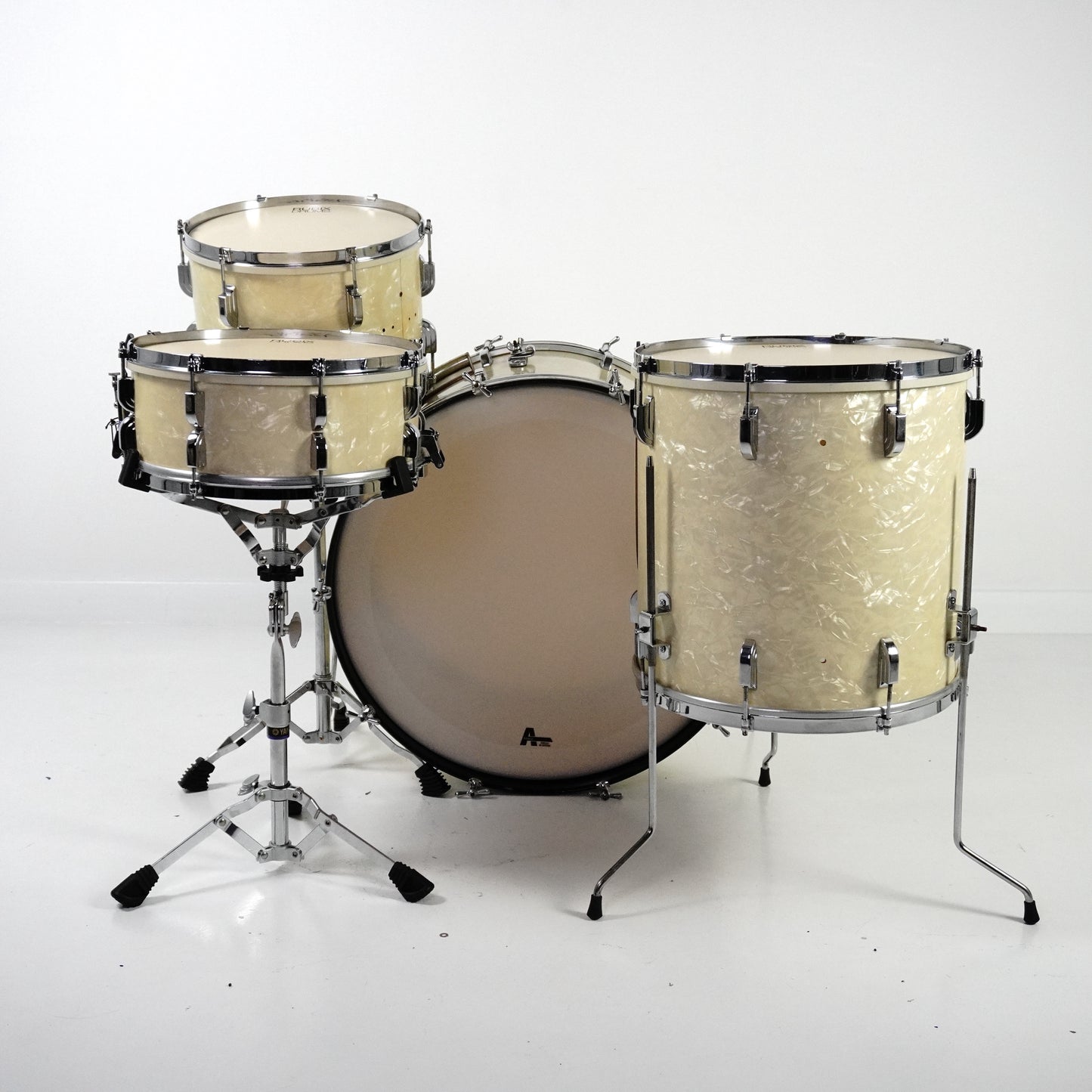 Leedy Broadway ‘Nite Club’ Outfit 4-piece Drum Kit in White Marine Pearl 1949-1950 Badge