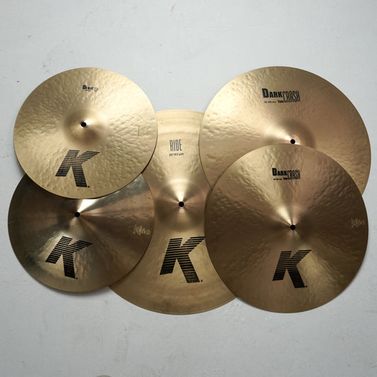 Ensemble de cymbales Zildjian K Custom comprenant une K Ride de 20 pouces, des K Hi-Hats de 14 pouces, une K Dark Crash de 16 pouces et une K Dark Crash de 18 pouces