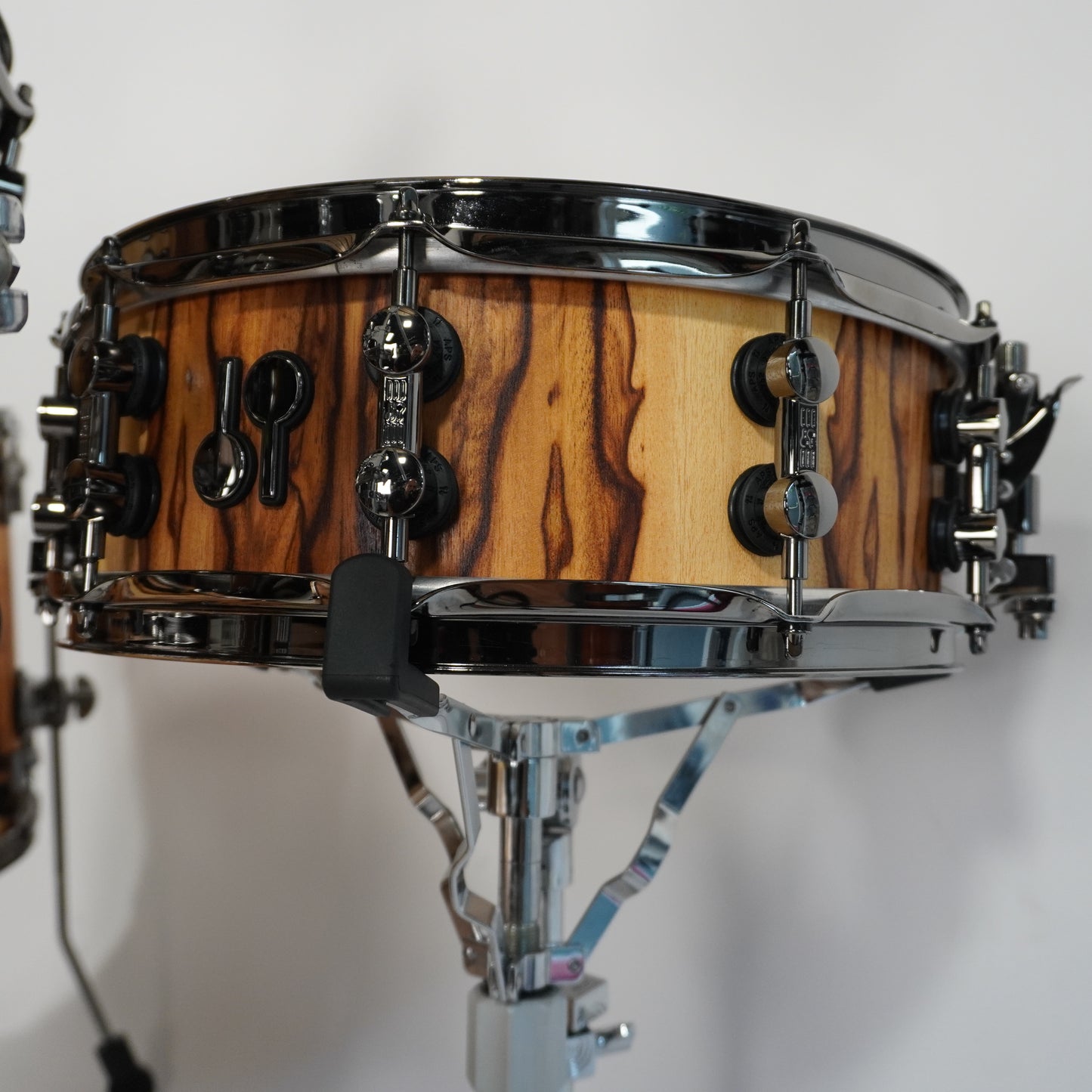 Sonor SQ2 20" Beech Thin Drum Kit, African Marble With Black Chrome Hardware