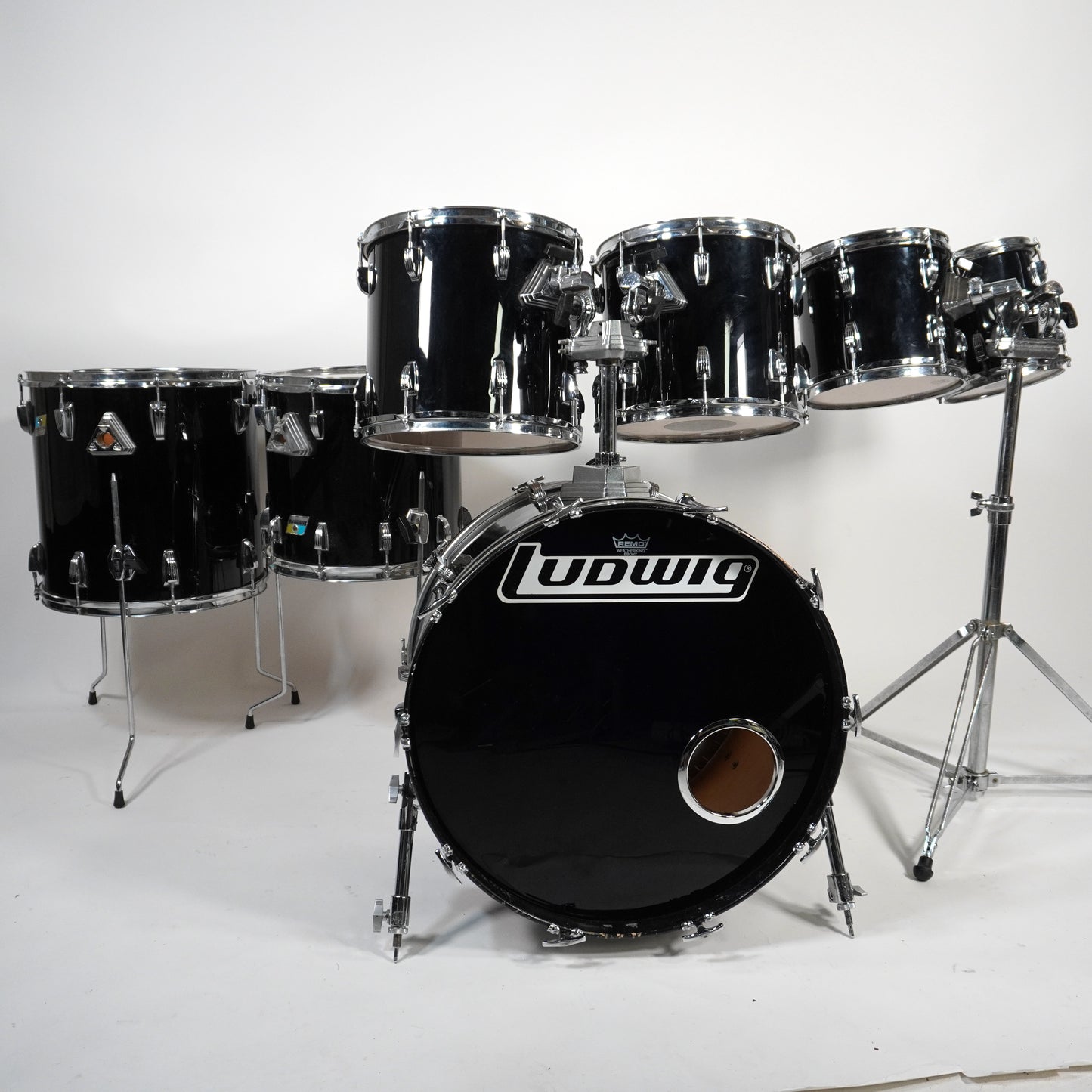 Ludwig Classic Maple 7-Piece Drum Kit in Black Cortex 22,8,10,12,13,14,16