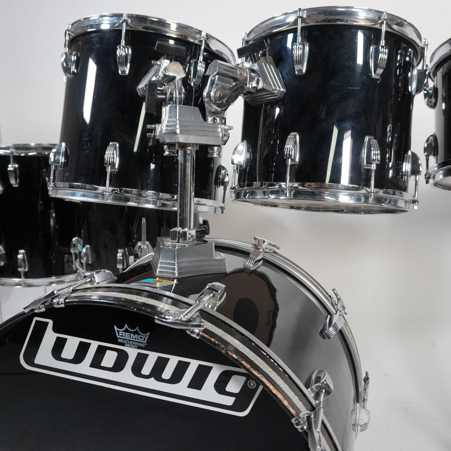 Ludwig Classic Maple 7-teiliges Schlagzeug in Black Cortex 22,8,10,12,13,14,16