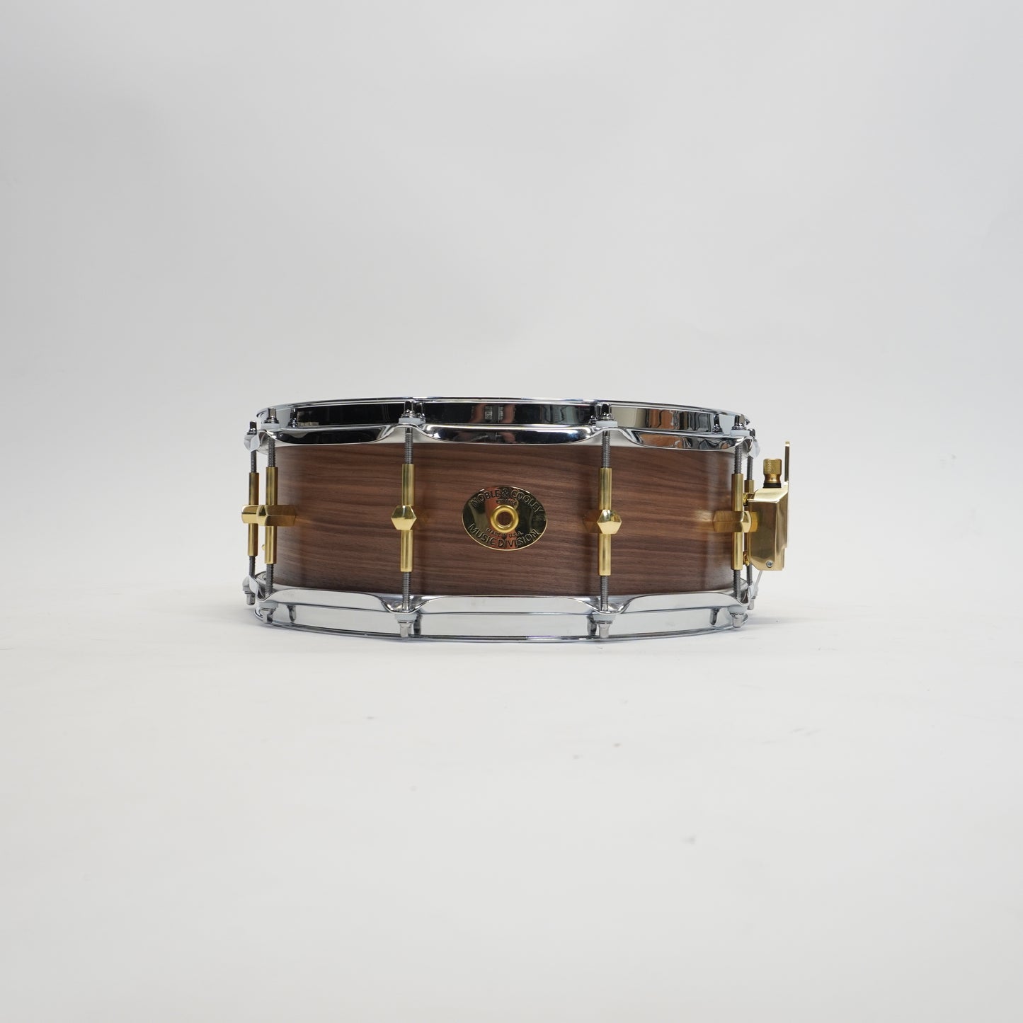 Noble &amp; Cooley Snare-Saite mit massivem Kessel aus Walnussholz, 5 x 14, Natursatin, Messingbeschläge, Chromspannreifen mit Flansch 