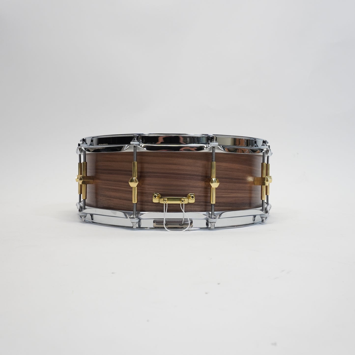 Noble &amp; Cooley Snare-Saite mit massivem Kessel aus Walnussholz, 5 x 14, Natursatin, Messingbeschläge, Chromspannreifen mit Flansch 