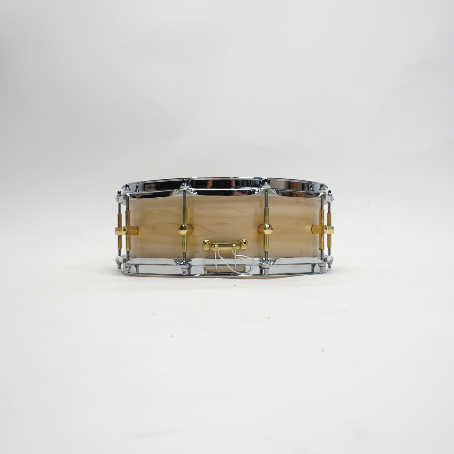 Noble &amp; Cooley Solid Shell Tulip Snare 5X14 - Natursatin, Messingbeschläge, geflanschte Chromspannreifen 